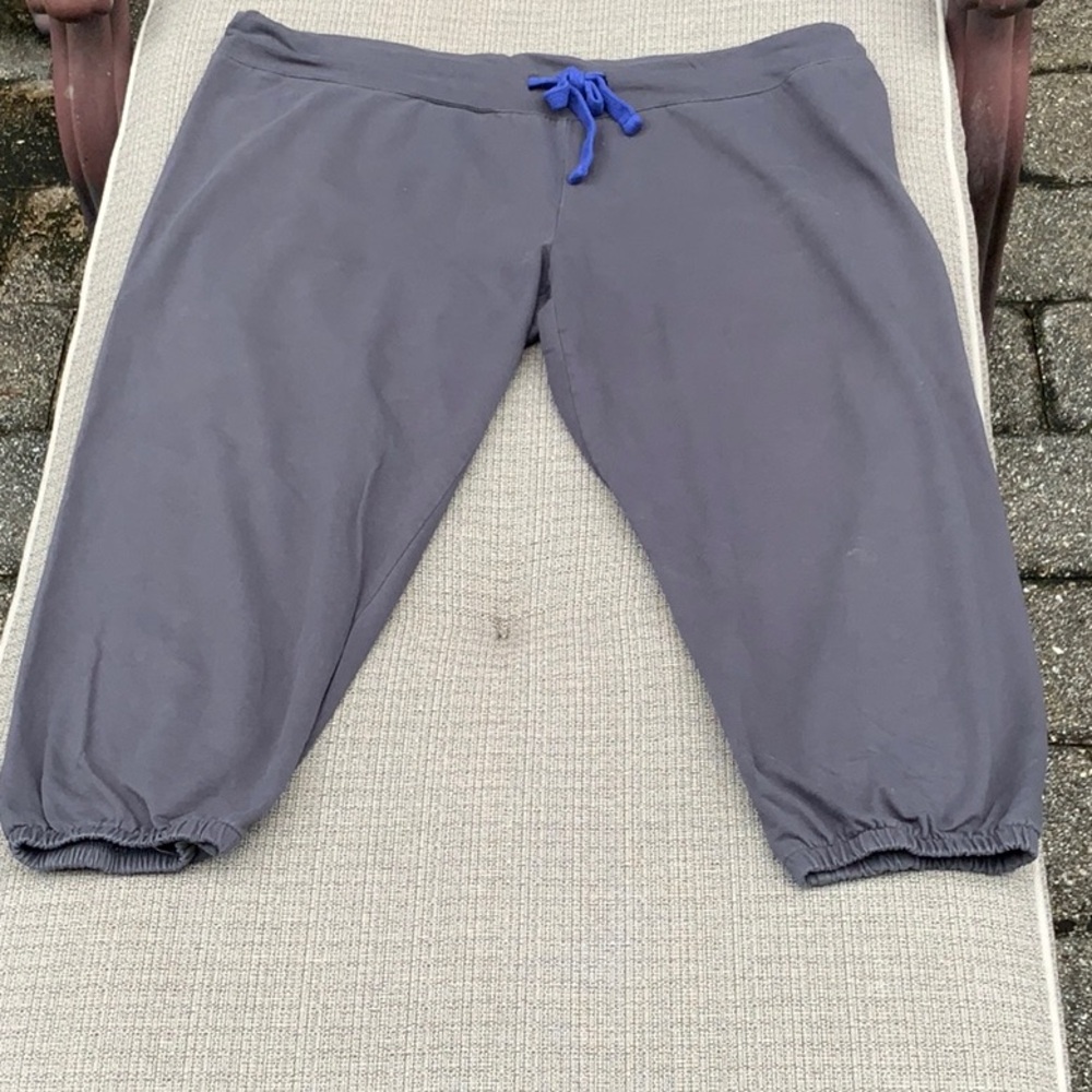 FABLETICS Gray Capri Pants with Blue Drawstring, Size Large
